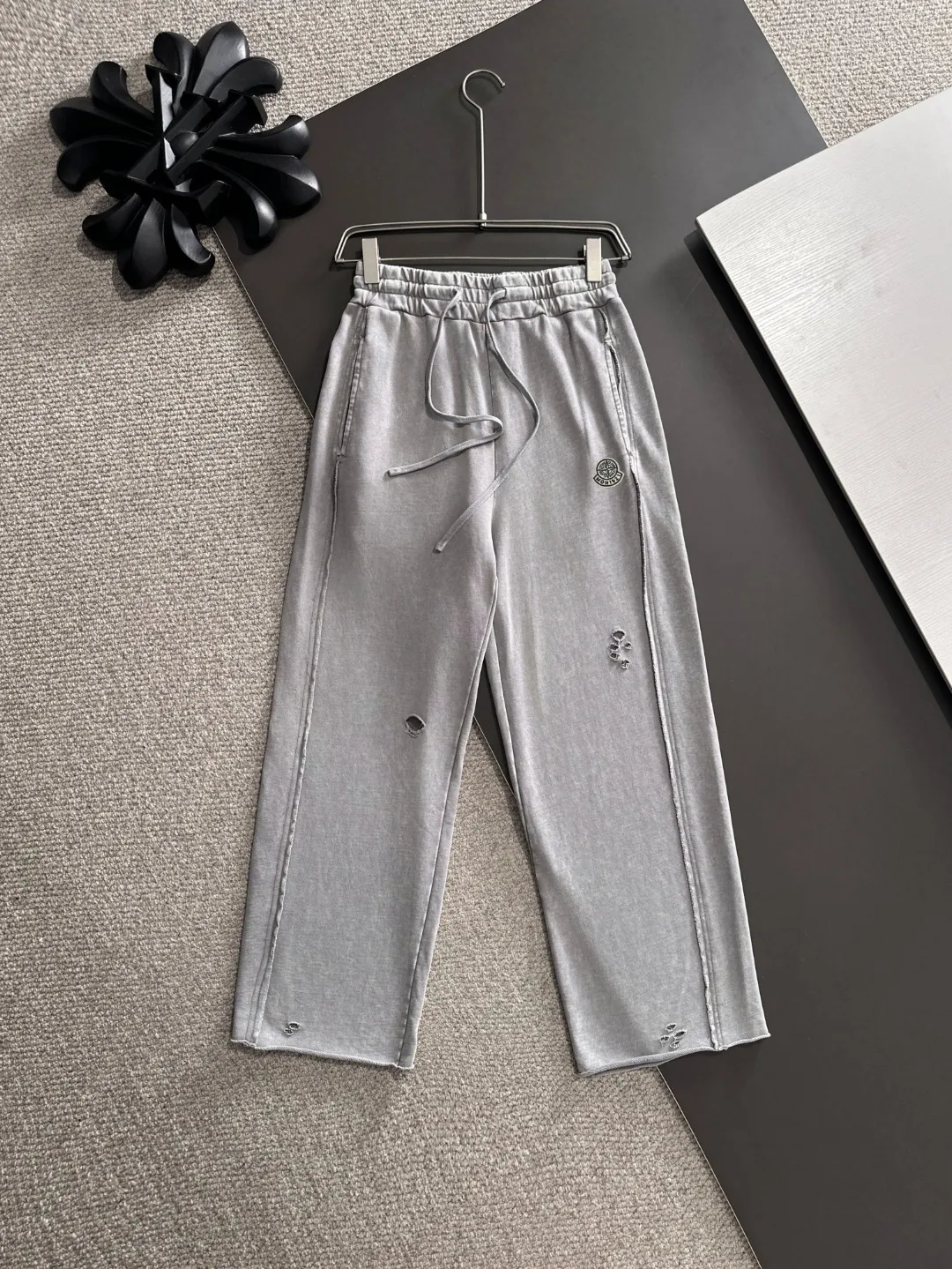 Next day shipment P360 Stone lsland/Stone Island Mouth Joint Exclusive launch of 25ss autumn and winter new high-quality trousers Compare real-life details at will The craftsmanship that ordinary small workshops cannot copy Top-level ZP development Unique imported fabric feel Purely imported German machine production Precision operation Ten thousand needle density A pair of trousers with rich details You can see the development strength A full set of new accessories can be customized simultaneously Simple yet elegant Soft, delicate and comfortable The upper body is versatile and fashionable A perfect choice for autumn and winter. A must-have item. Loose fit. Please refer to the size chart when placing an order: S to XL (or state your height and weight when placing an order)